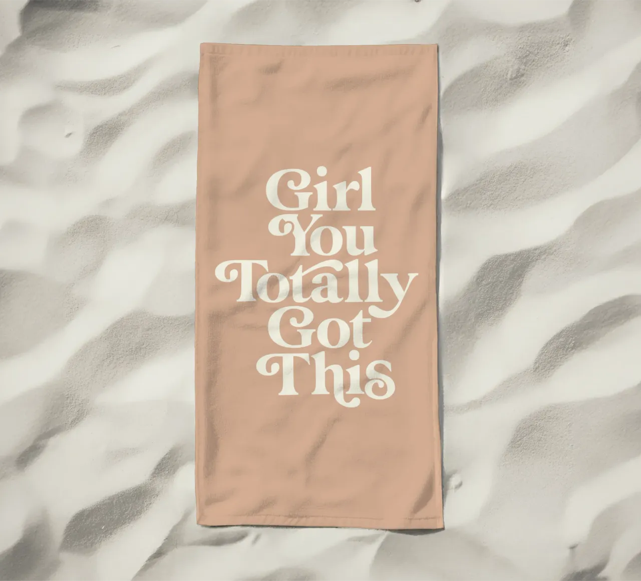 Ragazza, questo design tipografico è assolutamente perfetto telo mare da THE MOTIVATED TYPE