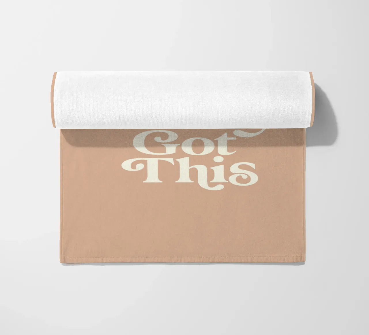 Ragazza, questo design tipografico è assolutamente perfetto telo mare da THE MOTIVATED TYPE