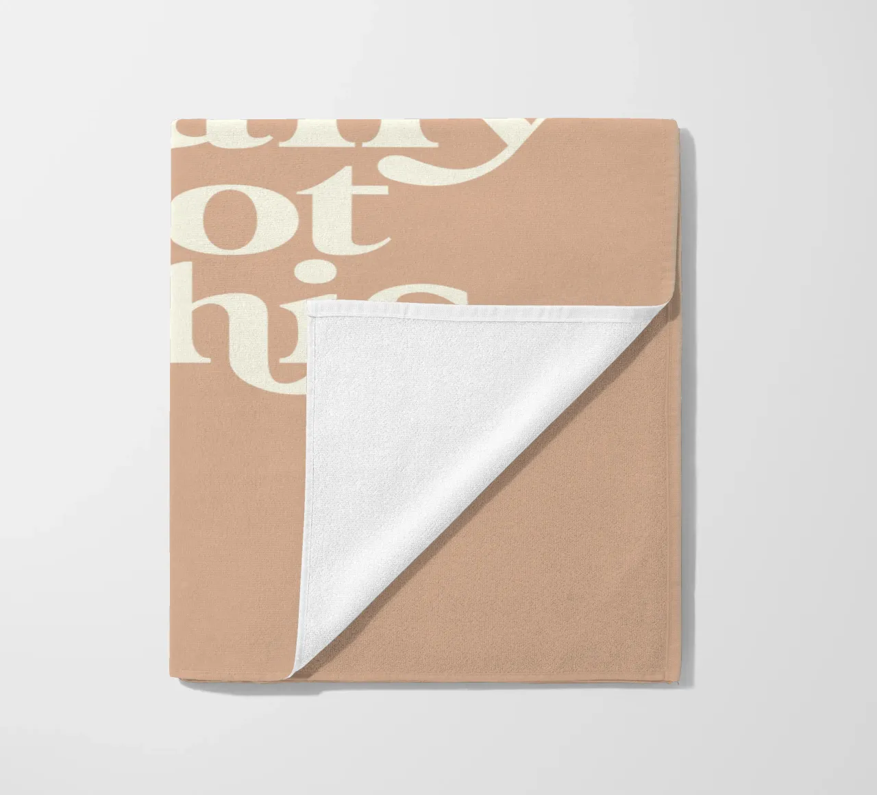 Ragazza, questo design tipografico è assolutamente perfetto telo mare da THE MOTIVATED TYPE