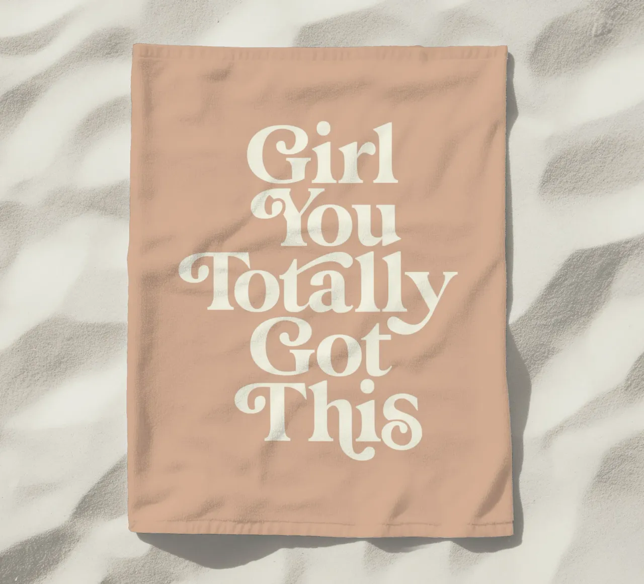 Ragazza, questo design tipografico è assolutamente perfetto telo mare da THE MOTIVATED TYPE