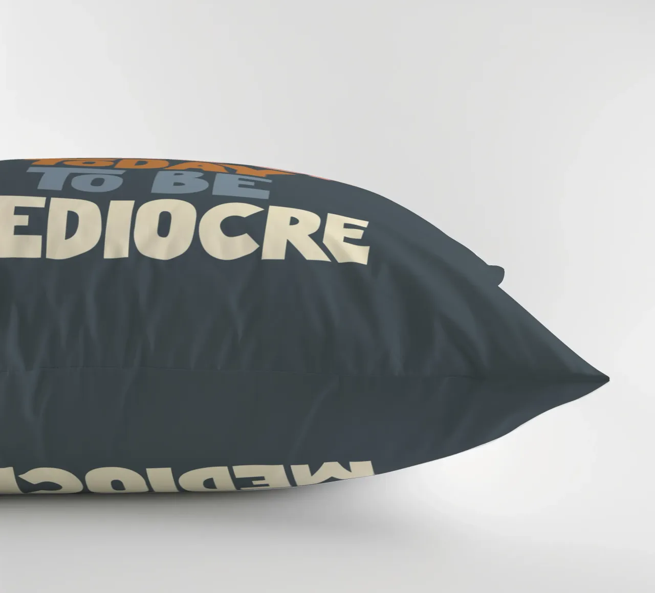 Non ti sei svegliato oggi per essere un mediocre designer di tipografia cuscino da THE MOTIVATED TYPE