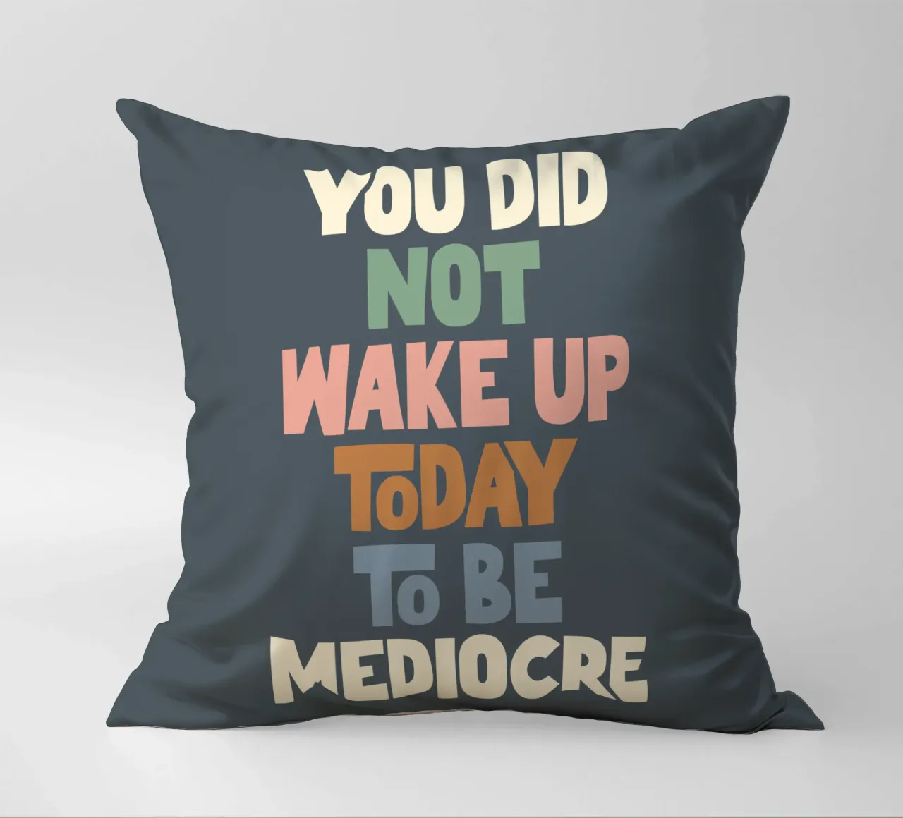 Non ti sei svegliato oggi per essere un mediocre designer di tipografia cuscino da THE MOTIVATED TYPE