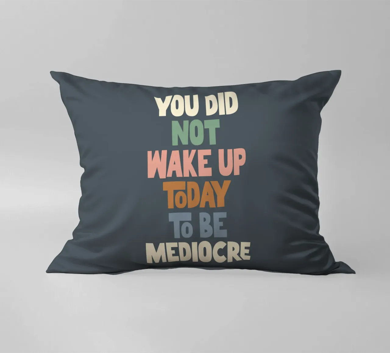 Non ti sei svegliato oggi per essere un mediocre designer di tipografia cuscino da THE MOTIVATED TYPE