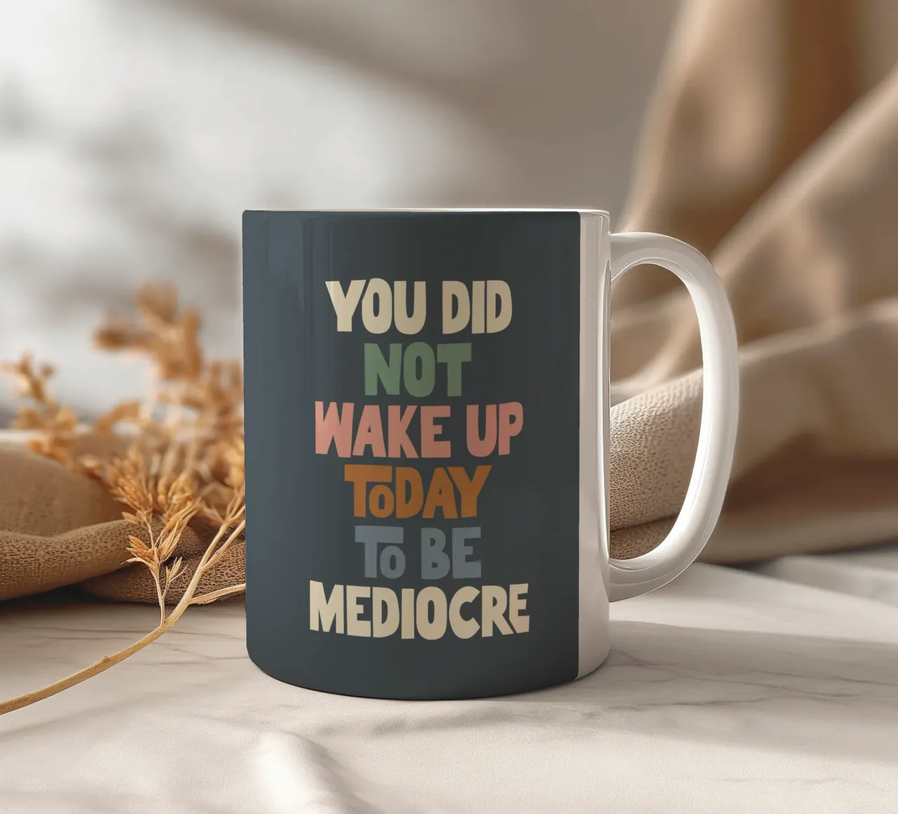 Non ti sei svegliato oggi per essere un mediocre designer di tipografia tazza in ceramica da THE MOTIVATED TYPE