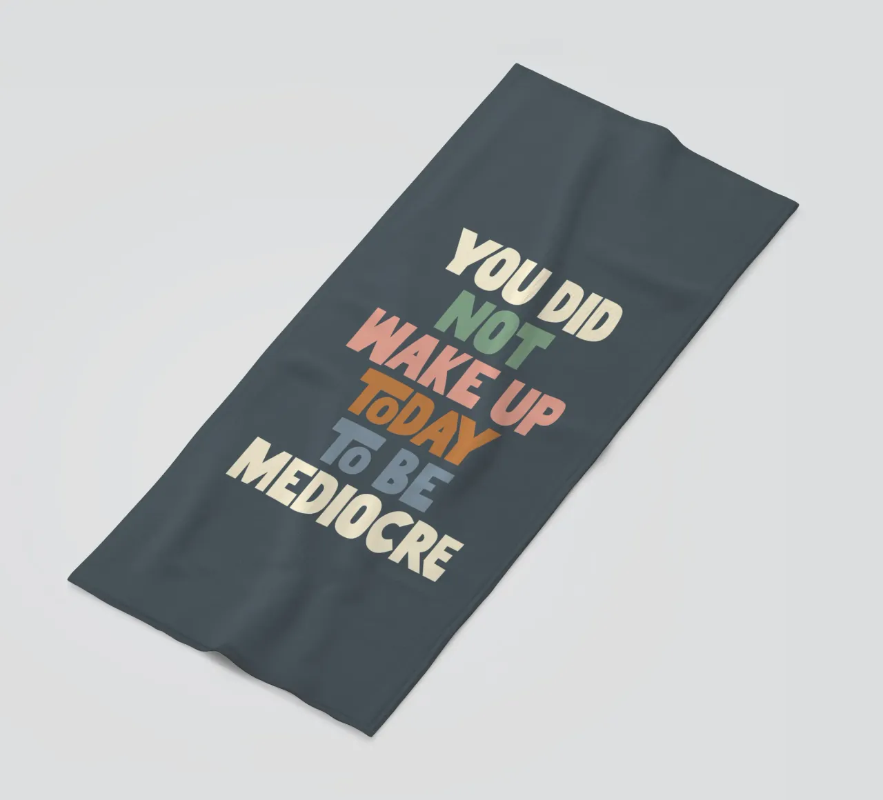 Non ti sei svegliato oggi per essere un mediocre designer di tipografia telo mare da THE MOTIVATED TYPE