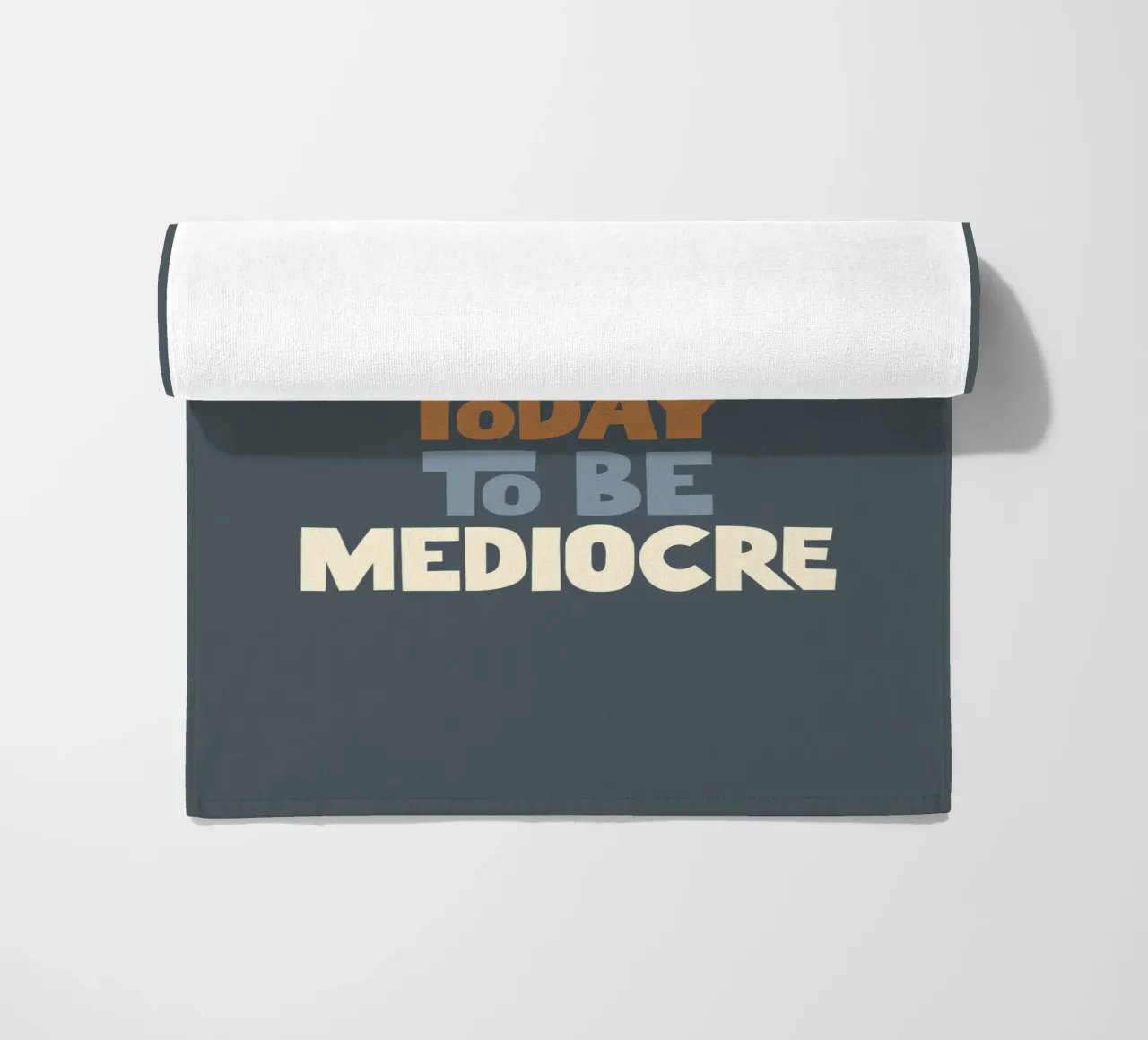 Non ti sei svegliato oggi per essere un mediocre designer di tipografia telo mare da THE MOTIVATED TYPE