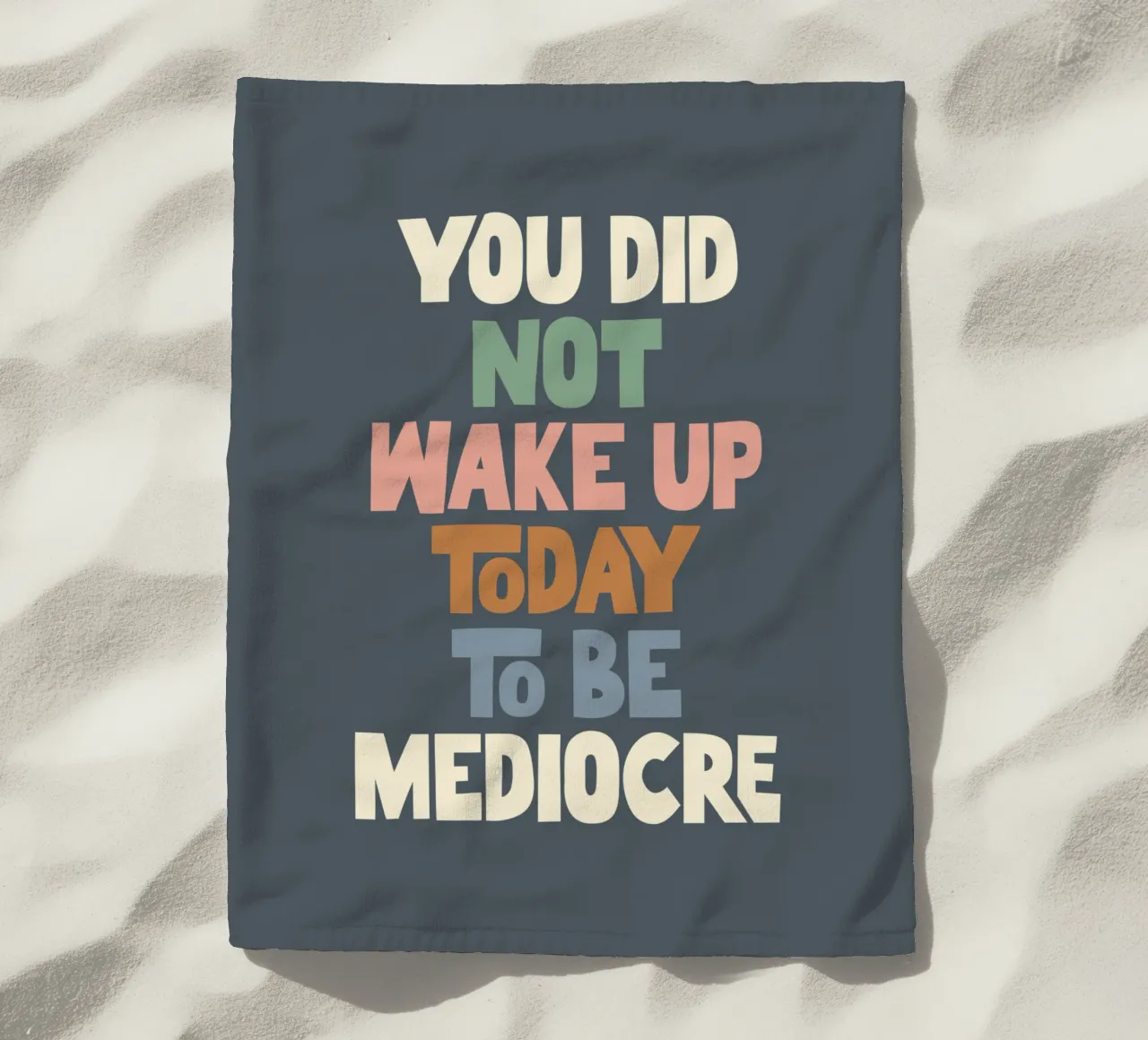 Non ti sei svegliato oggi per essere un mediocre designer di tipografia telo mare da THE MOTIVATED TYPE