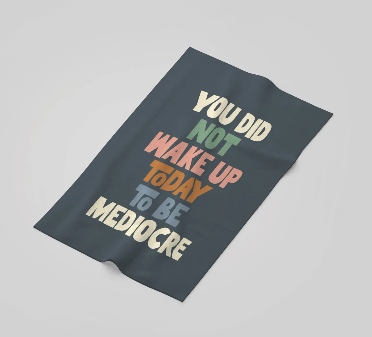 Non ti sei svegliato oggi per essere un mediocre designer di tipografia telo mare da THE MOTIVATED TYPE