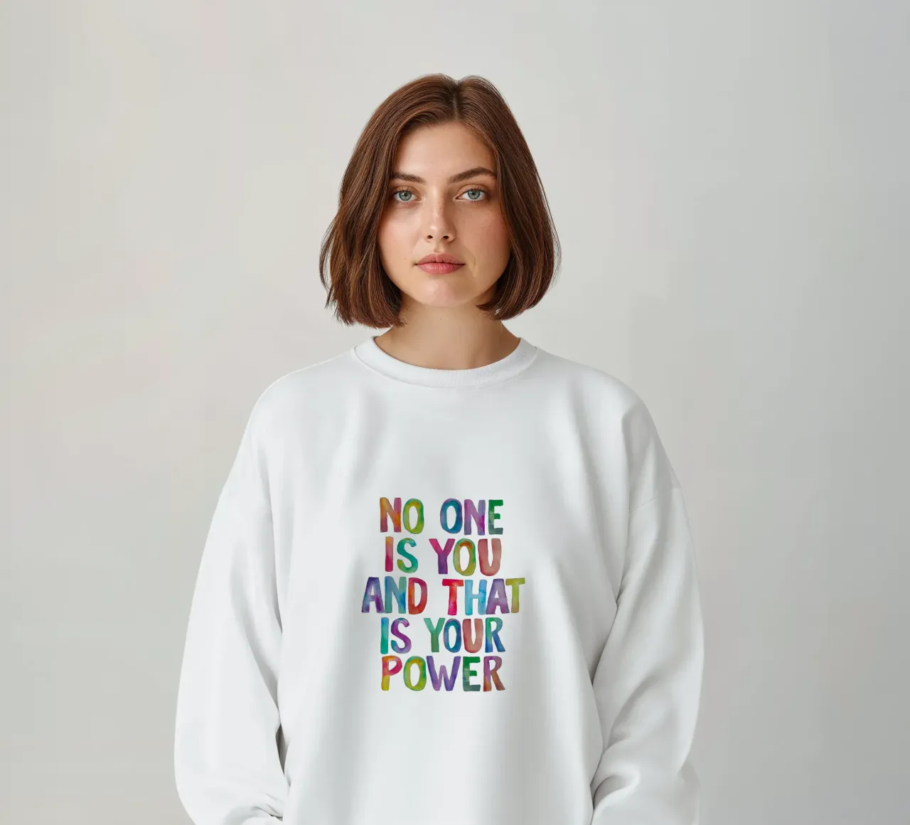Nadie eres tú y ése es tu poder Tipografía arco iris sudadera de THE MOTIVATED TYPE