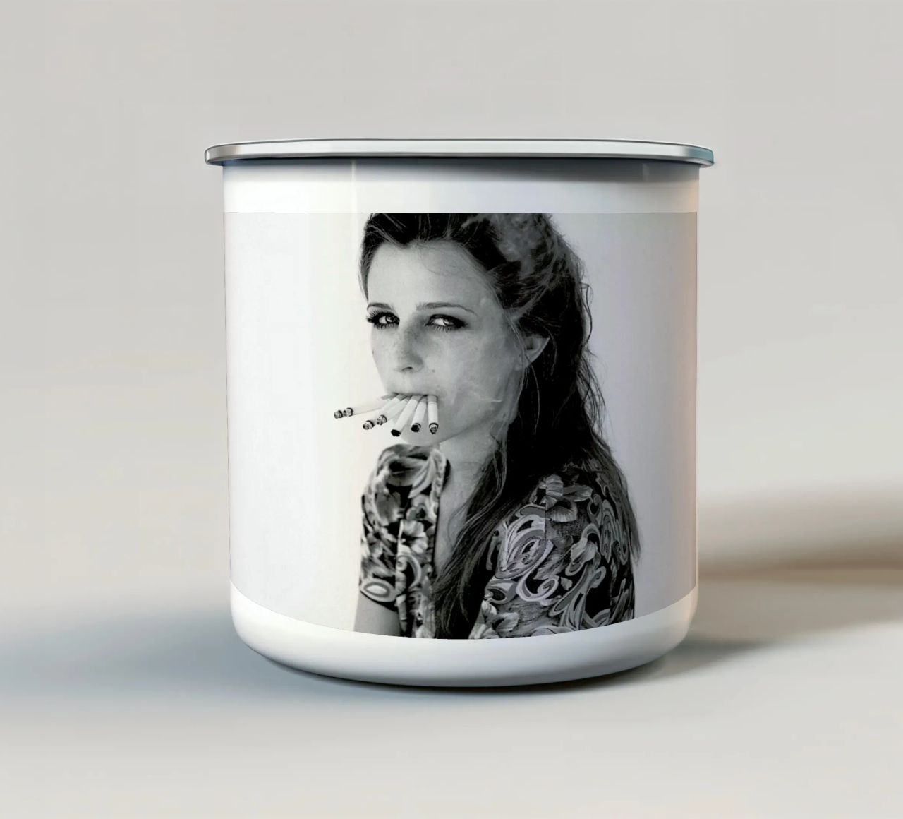 Smoke tazza in smalto da Aysha Banos