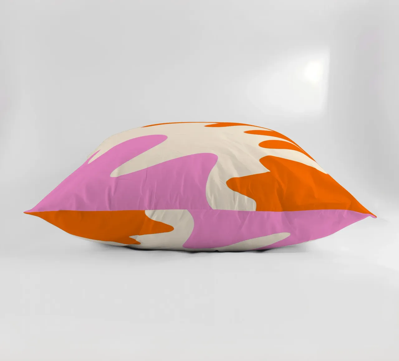 Forme astratte e moderne - rosa, arancione e crema cuscino da Wackapacka