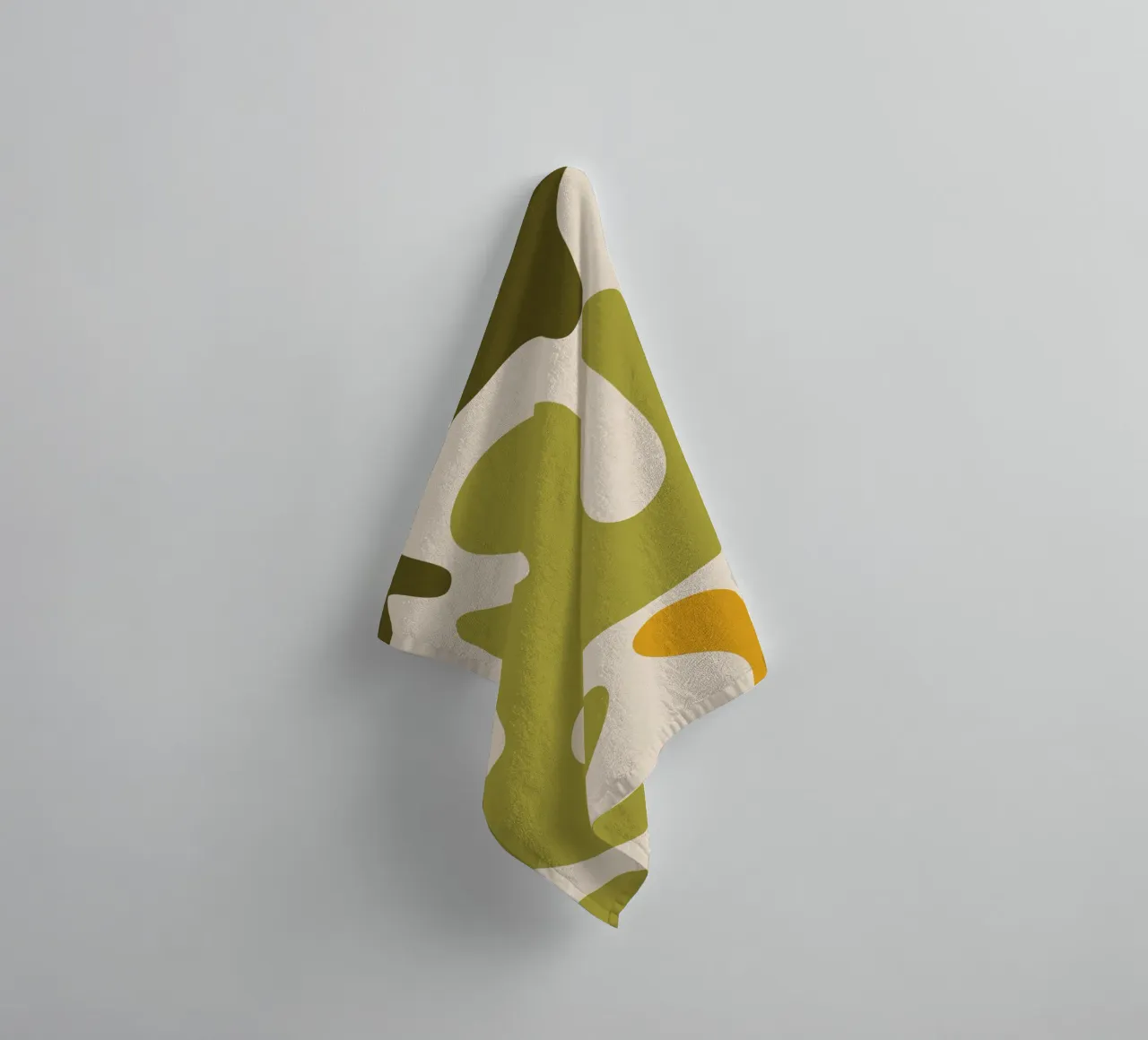 Formes abstraites modernes - vert, sauge, ocre, crème serviette de bain de Wackapacka