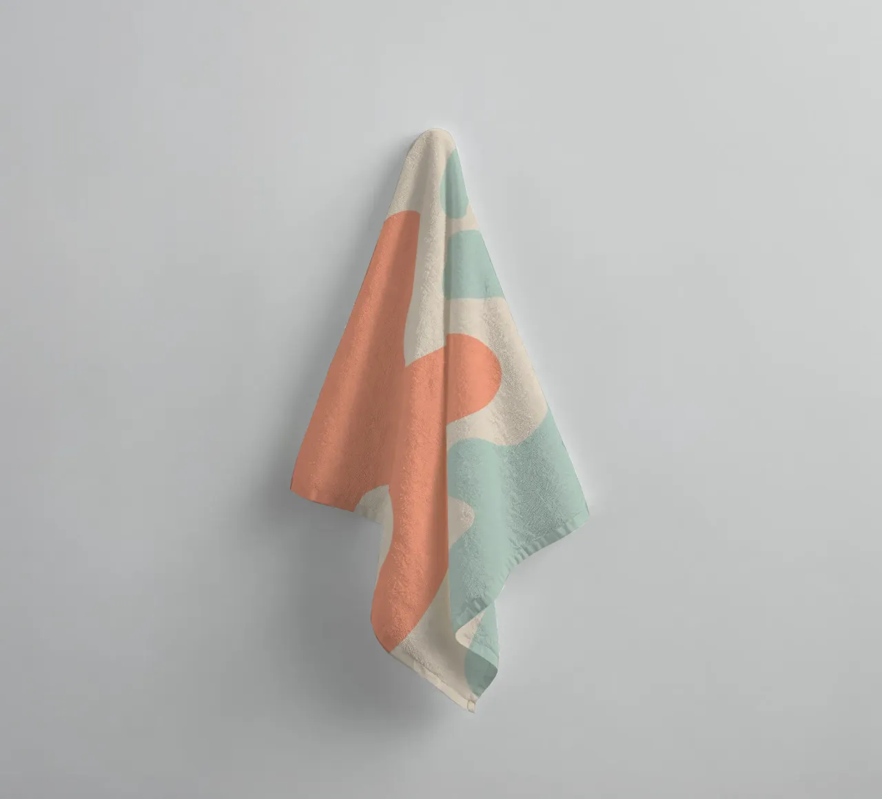 Abstracte moderne vormen - koraal, blauw, crème badhanddoek van Wackapacka