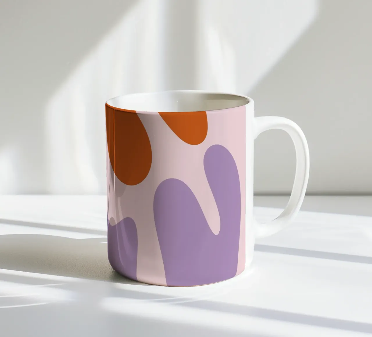 Forme astratte moderne - rosa, viola, marrone tazza in ceramica da Wackapacka