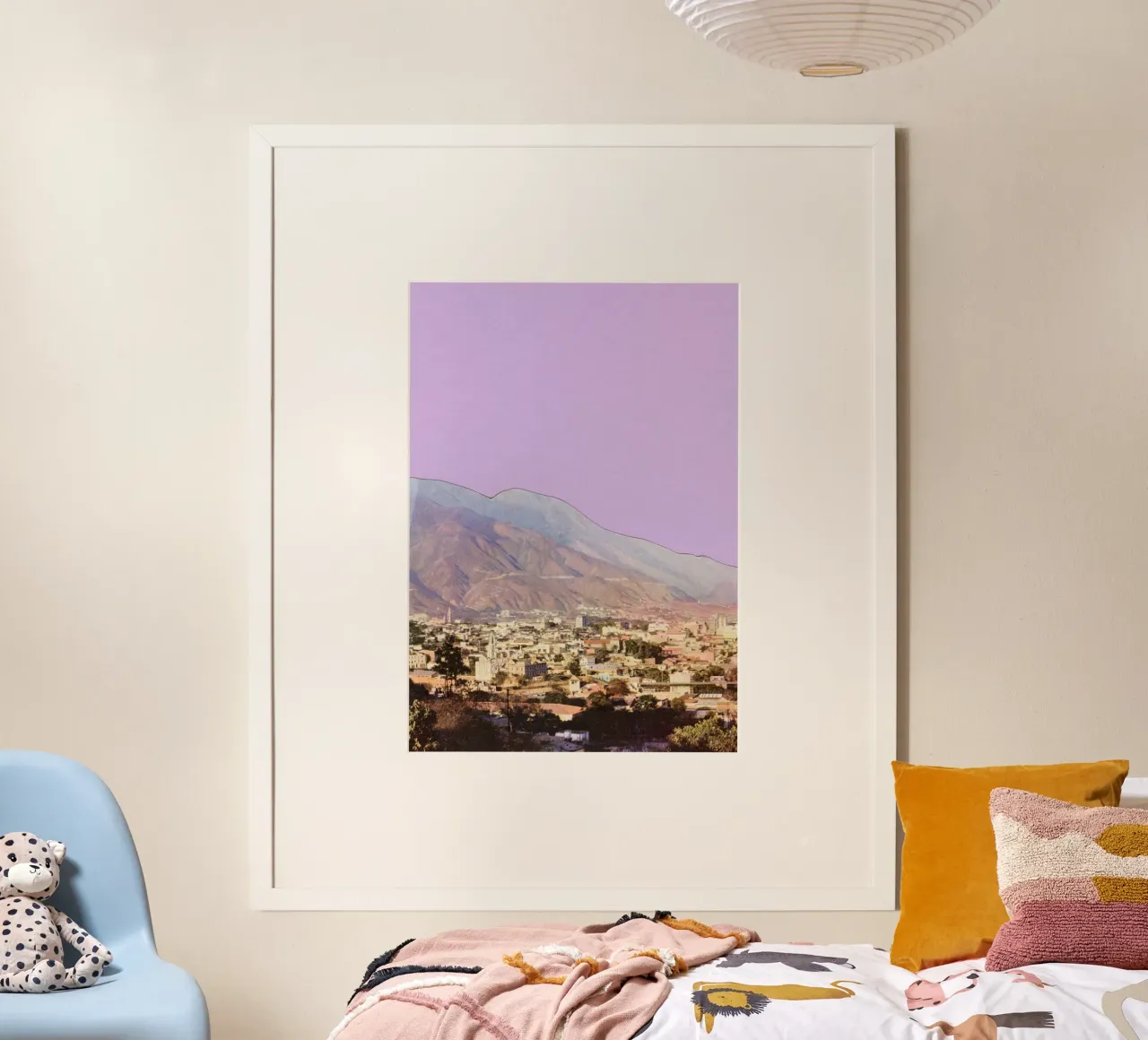 Cieli lilla poster con telaio in legno da Cassia Beck Collage