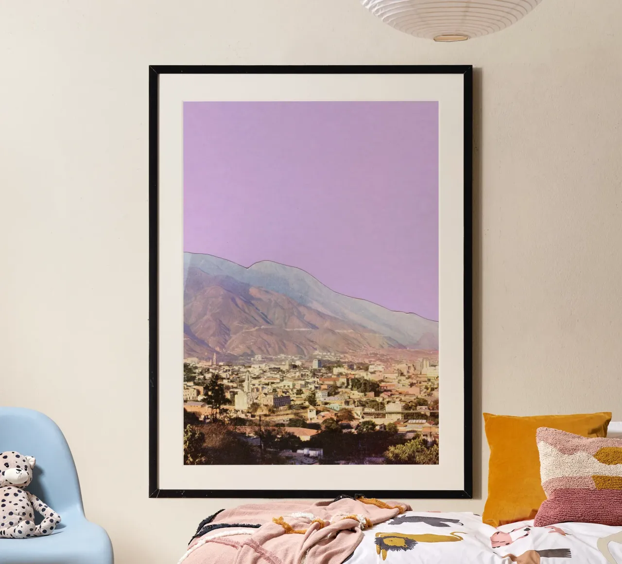 Cieli lilla poster con telaio in legno da Cassia Beck Collage