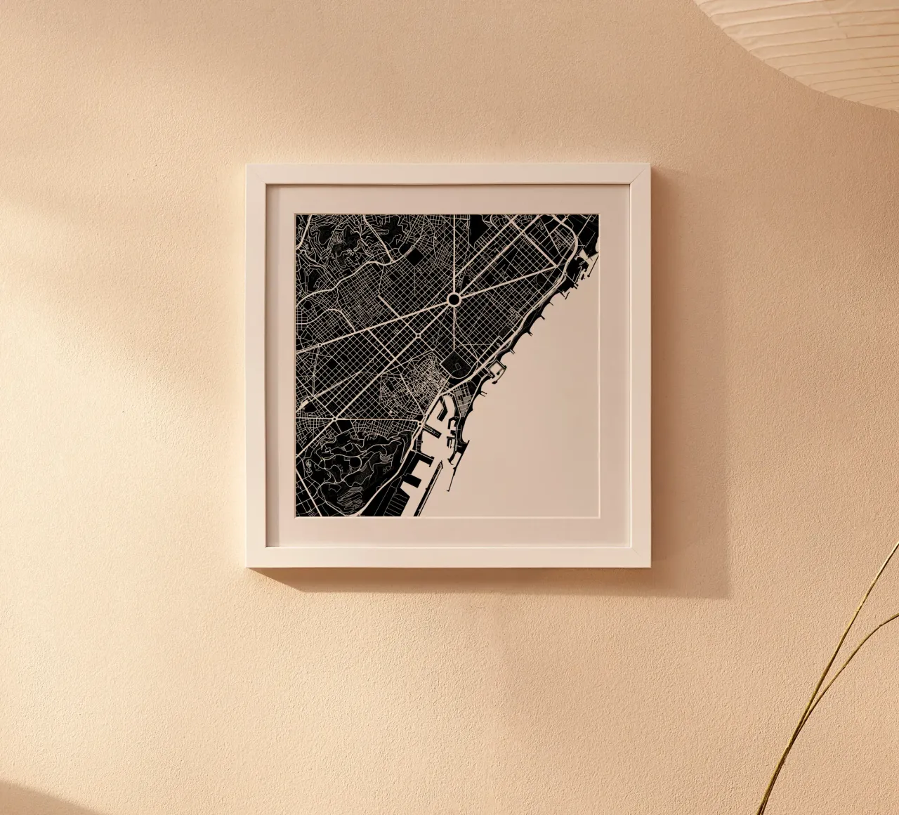 Barcelona White poster con telaio in legno da Urban Maps