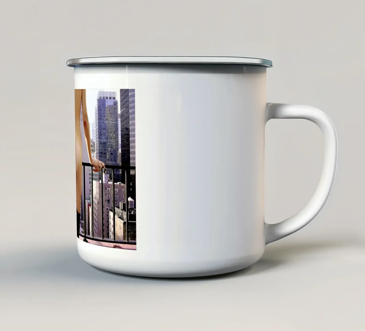 Naked in New York tazza in smalto da Aysha Banos