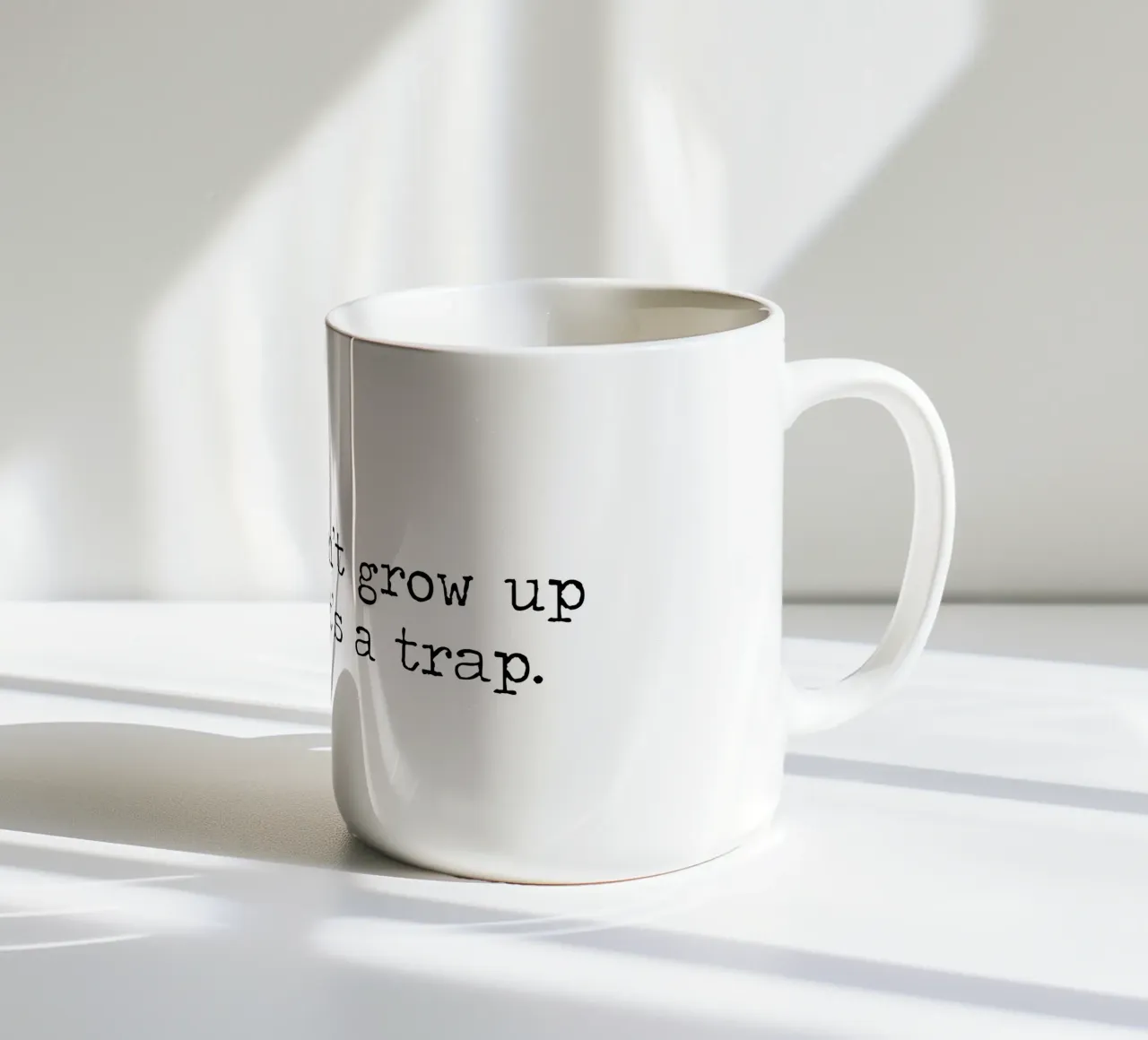 Non crescere è una trappola citazione tipografica tazza in ceramica da Summer Soul Co. - Quotes