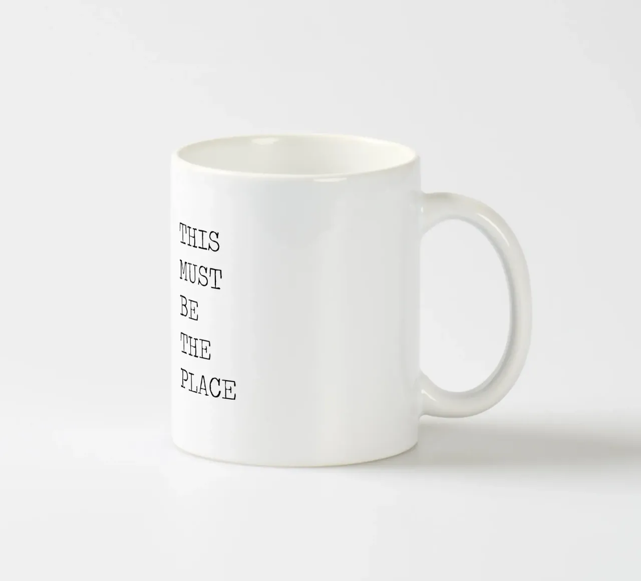 This Must Be The Place Citazione minimalista in bianco e nero tazza in ceramica da Summer Soul Co. - Quotes