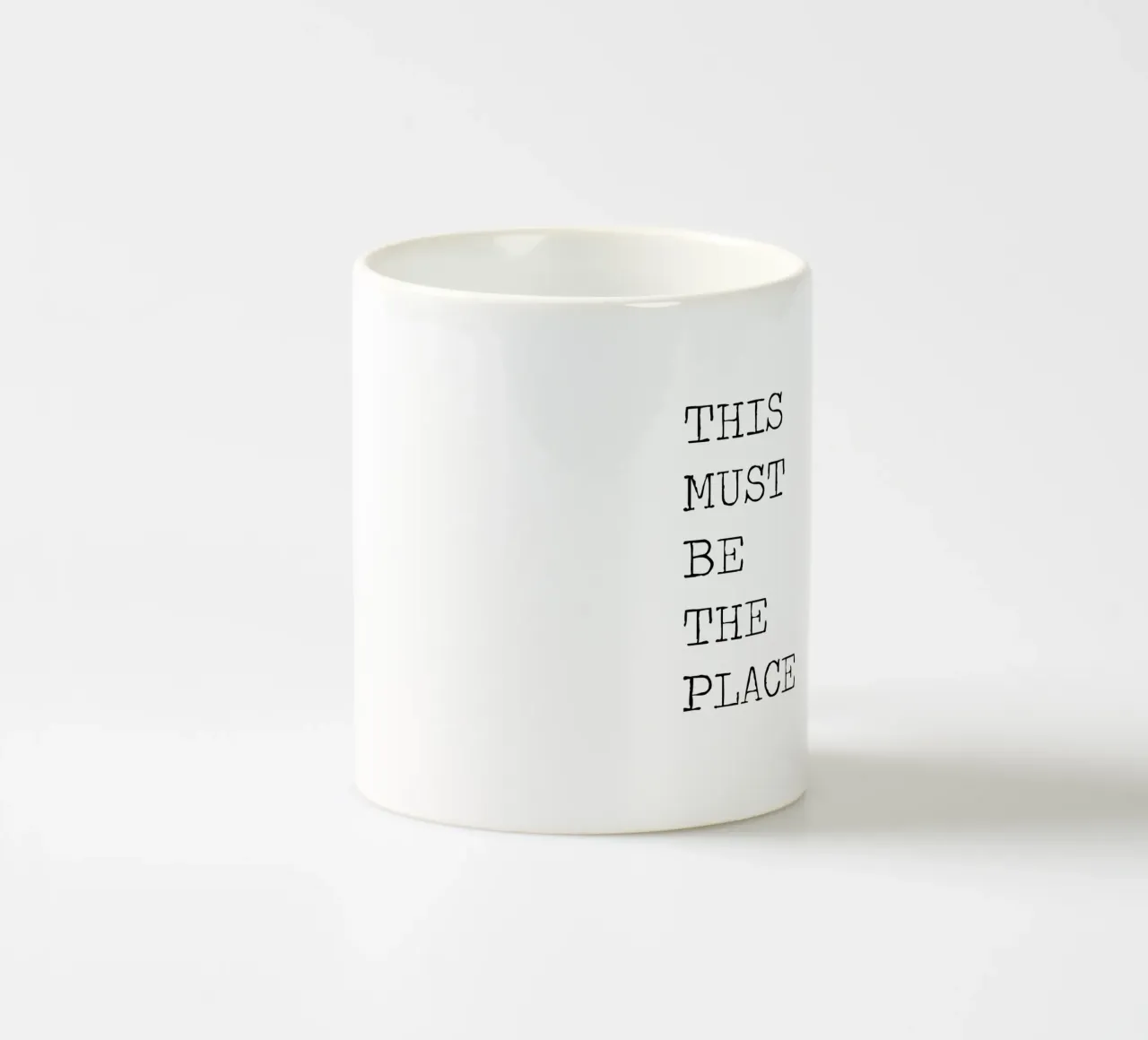 This Must Be The Place Citazione minimalista in bianco e nero tazza in ceramica da Summer Soul Co. - Quotes