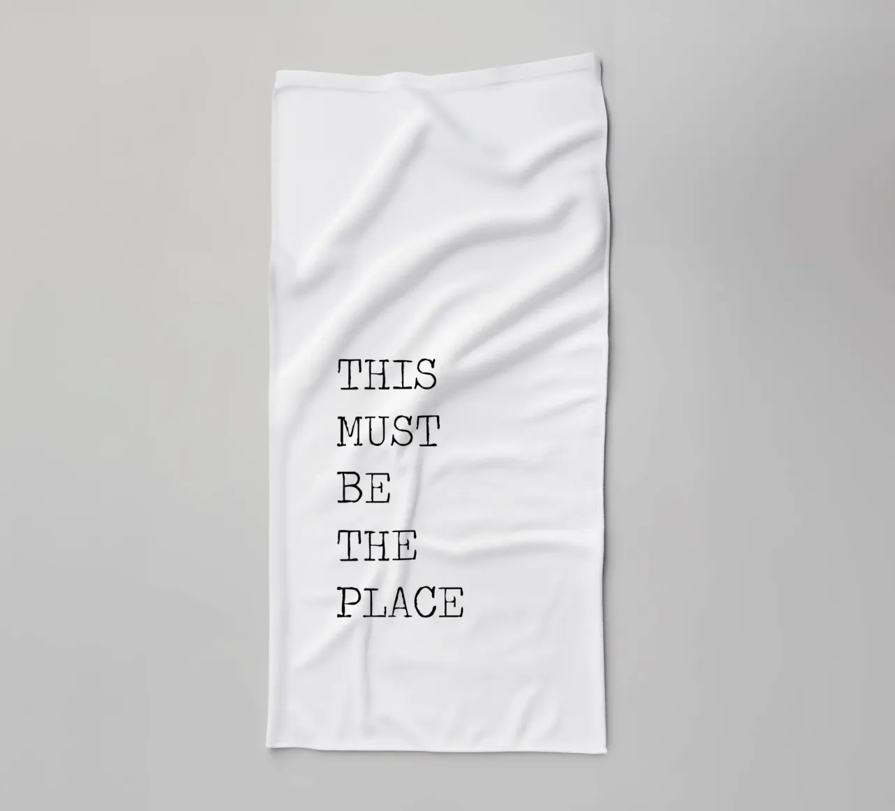 This Must Be The Place Citazione minimalista in bianco e nero asciugamano da bagno da Summer Soul Co. - Quotes