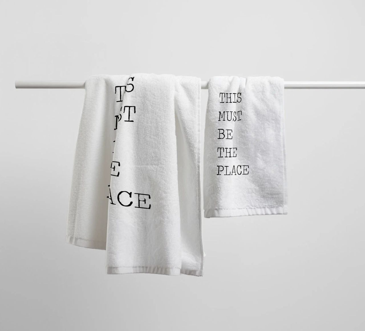 This Must Be The Place Minimalist schwarz-weißes Zitat Handtuch von Summer Soul Co. - Quotes