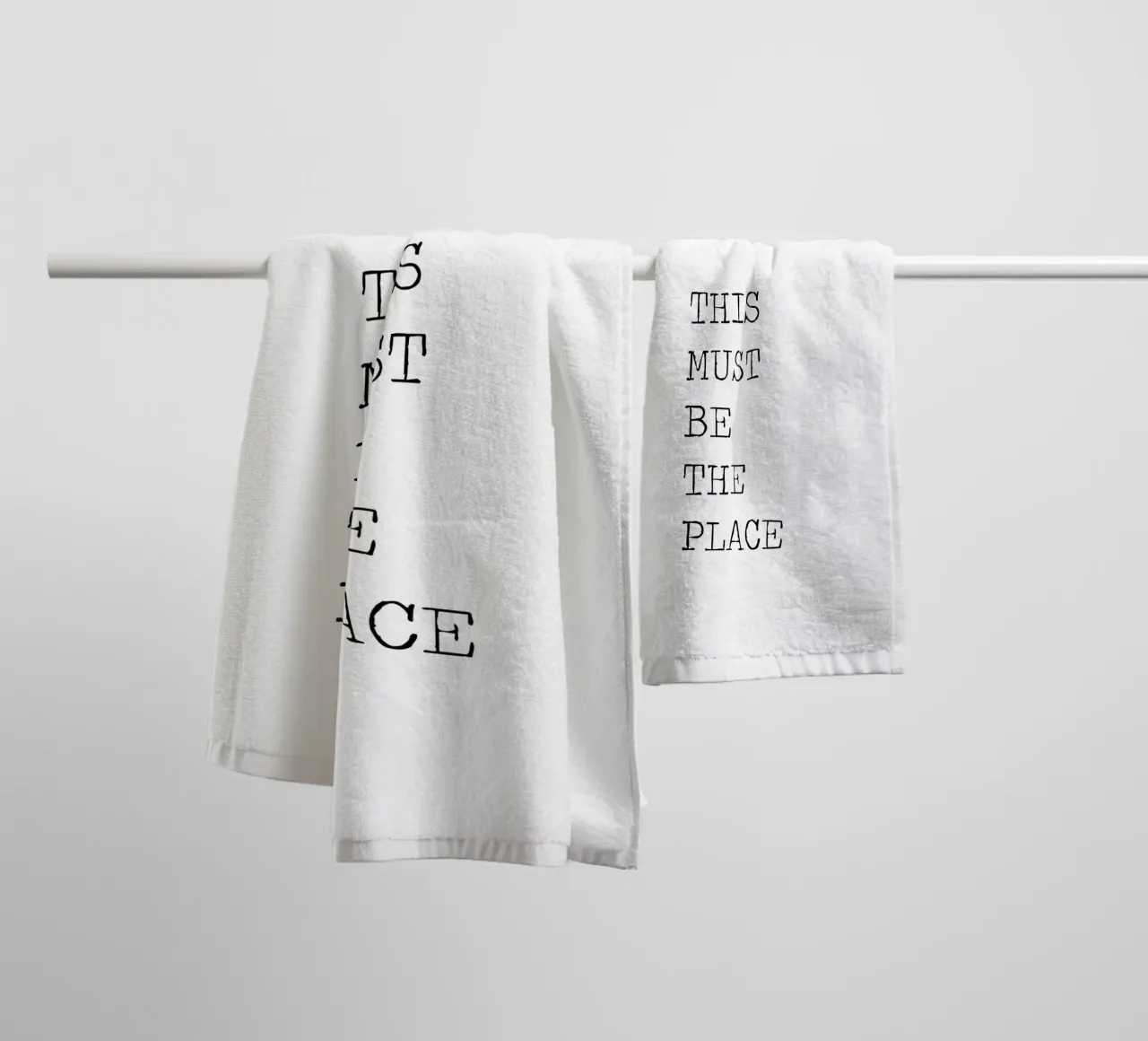 This Must Be The Place Citazione minimalista in bianco e nero asciugamano da bagno da Summer Soul Co. - Quotes
