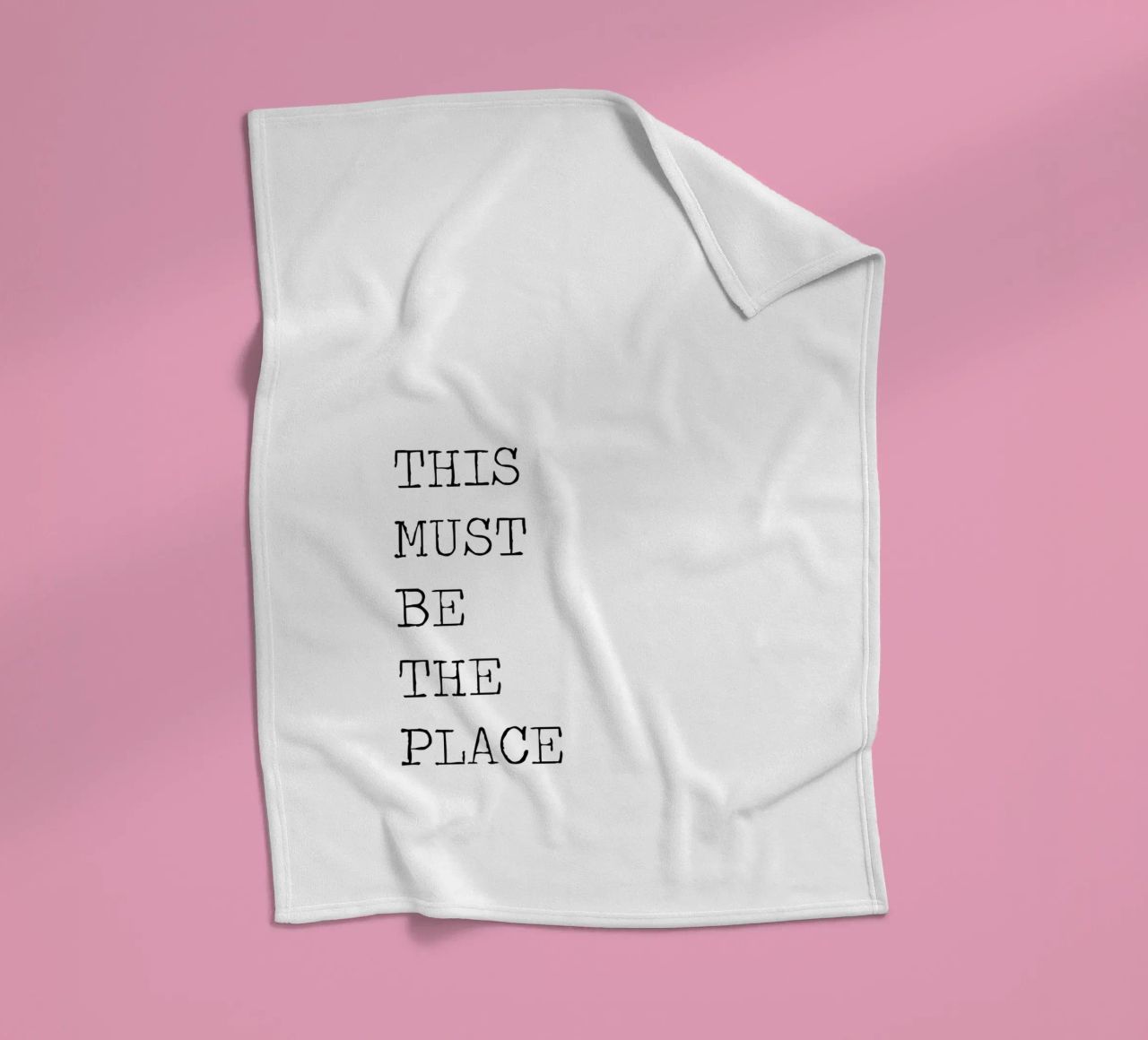This Must Be The Place Minimalist schwarz-weißes Zitat Fleecedecke von Summer Soul Co. - Quotes