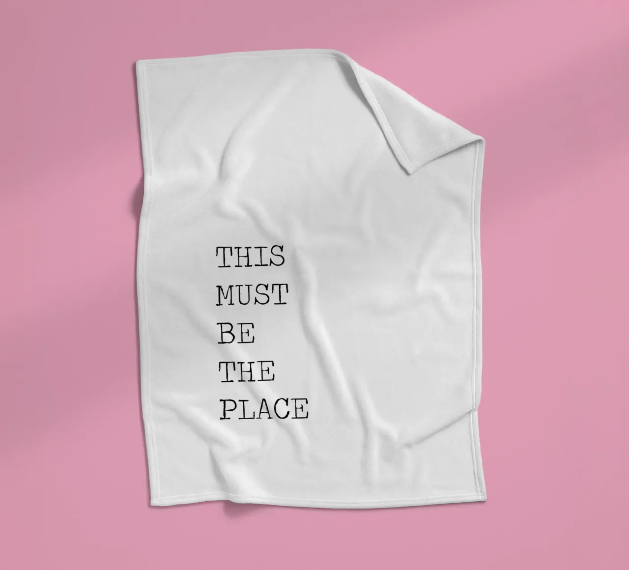 This Must Be The Place Cita minimalista en blanco y negro manta de franela de Summer Soul Co. - Quotes