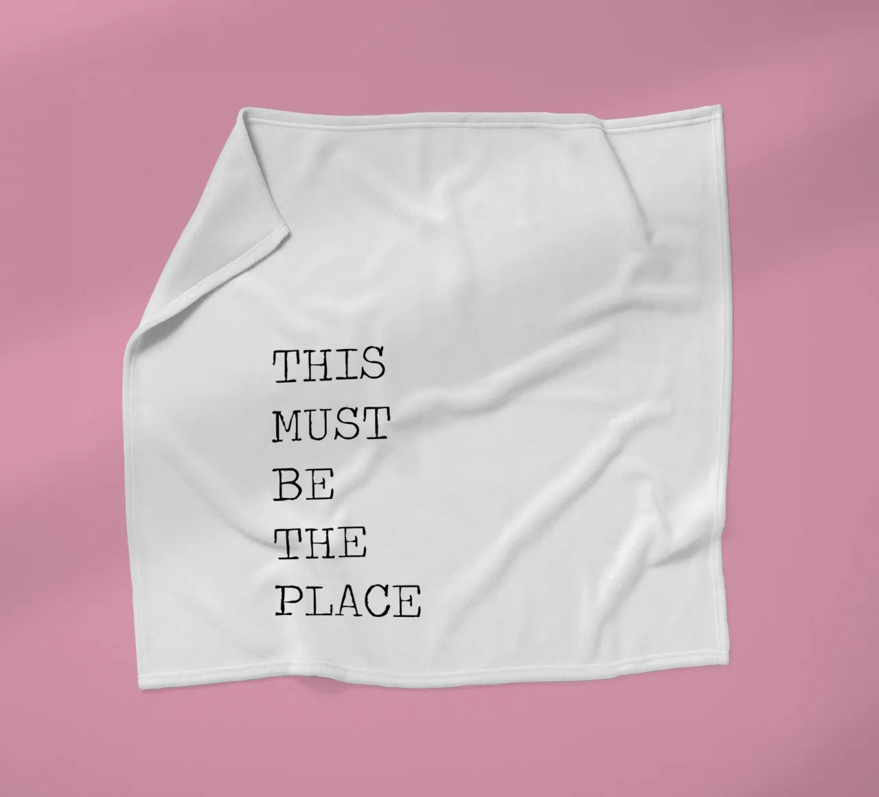 This Must Be The Place Cita minimalista en blanco y negro manta de franela de Summer Soul Co. - Quotes