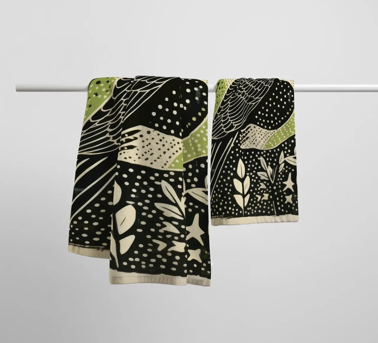 Faucon vert 1 serviette de bain de Minimal Animal Art