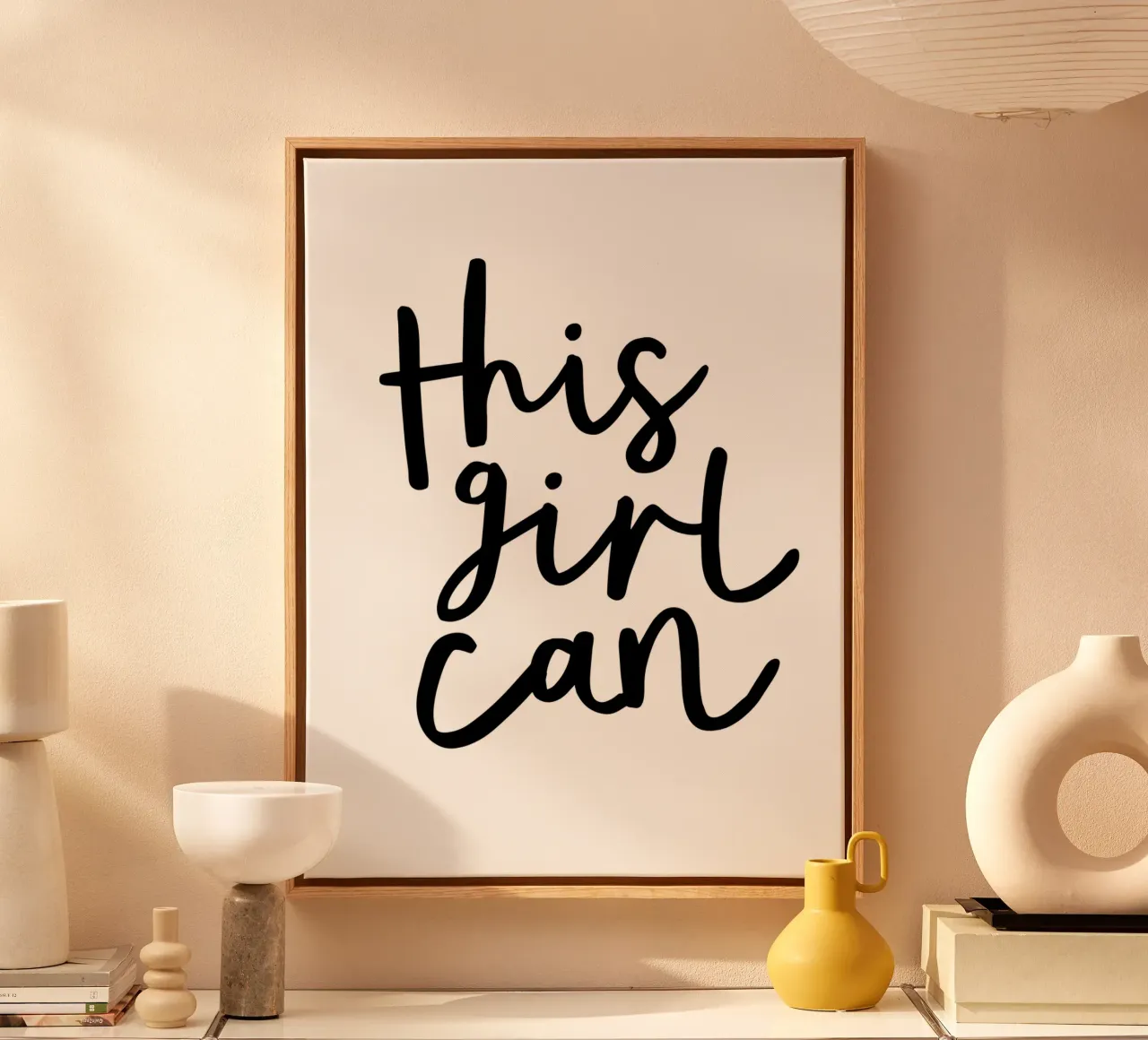 Questa ragazza può tela con Cornice a cassetta da THE MOTIVATED TYPE