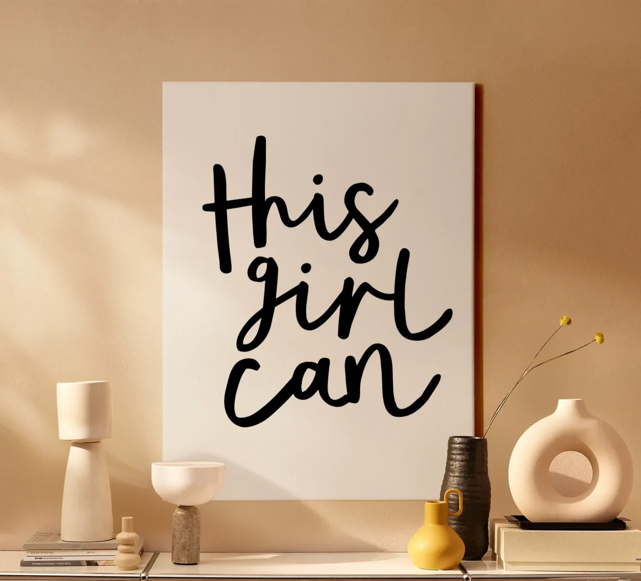 Questa ragazza può tela con Cornice a cassetta da THE MOTIVATED TYPE