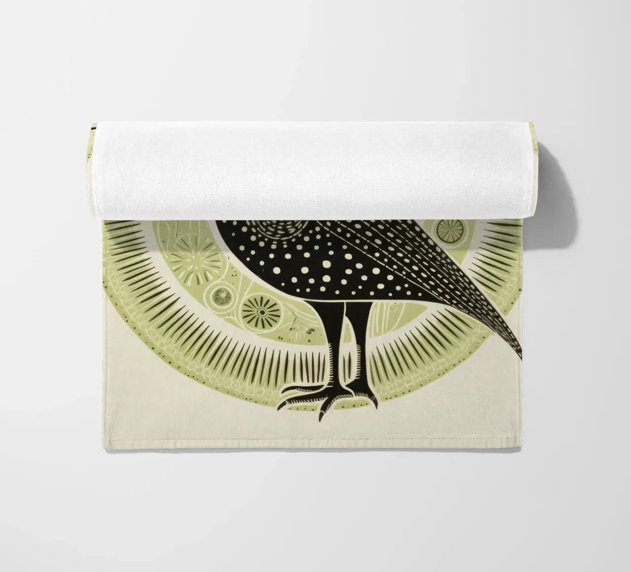 Green Kiwi 1 Strandtuch von Minimal Animal Art