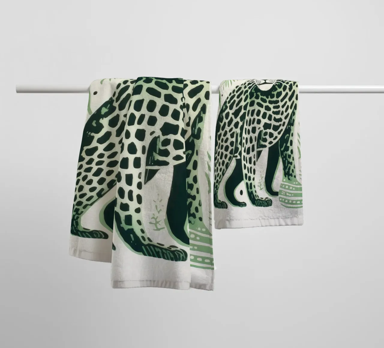 Léopard vert 2 serviette de bain de Minimal Animal Art