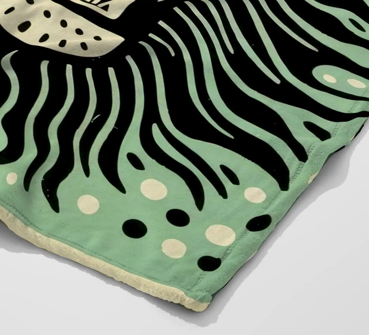 Leone Verde 3 coperta in pile da Minimal Animal Art