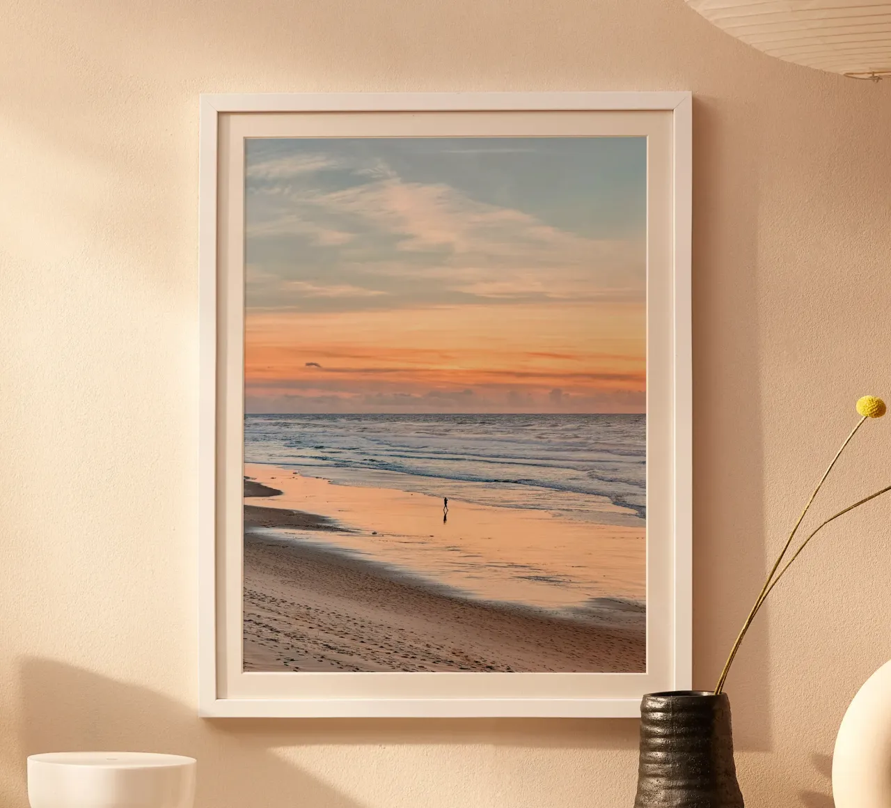 La Promenade Poster mit Holzrahmen von CALL OF THE OCEAN