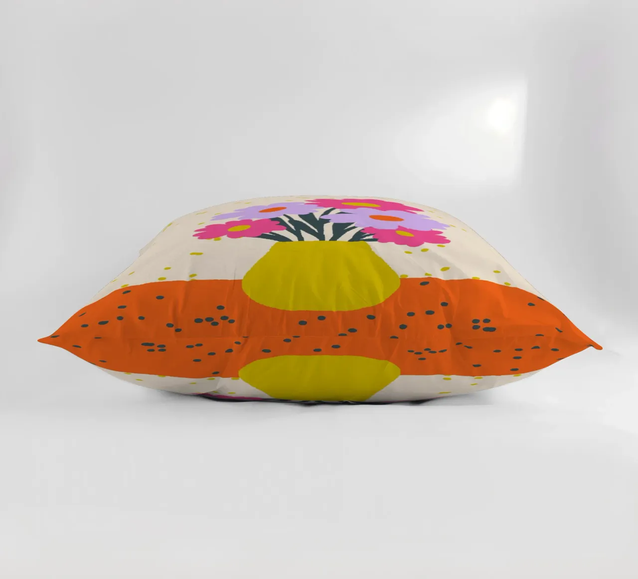 Fiori in vaso - arancio, giallo, lavanda, rosa cuscino da Wackapacka