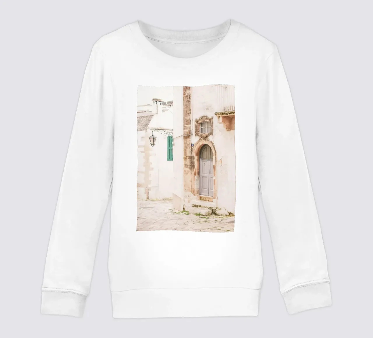 Puglia, Italië I Verlaten straat met barokke architectuur kinder sweatshirt van Julie Travel Photography