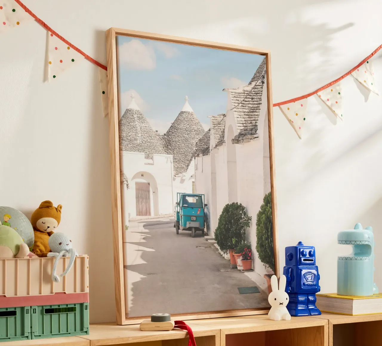 Puglia, Italië I Rustige straat in het witte dorpje Alberobello canvas met Baklijst van Julie Travel Photography