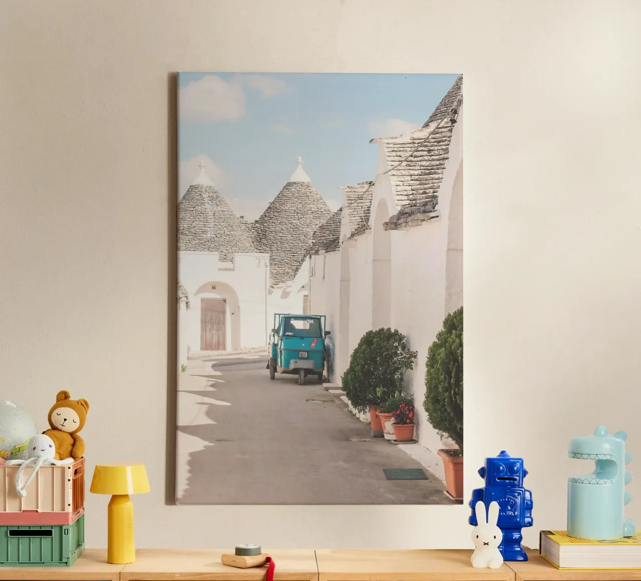 Puglia, Italië I Rustige straat in het witte dorpje Alberobello canvas met Baklijst van Julie Travel Photography