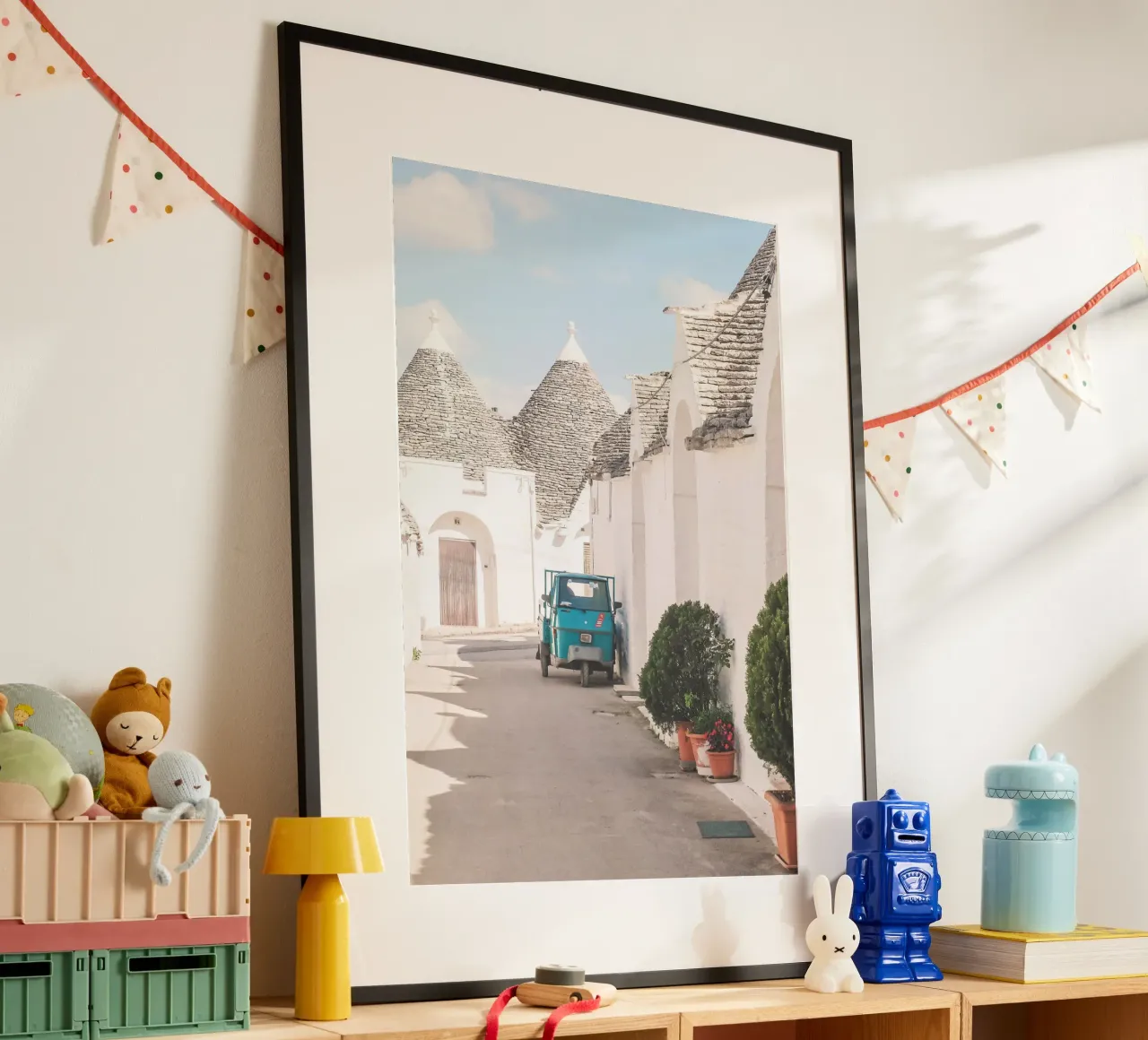 Puglia, Italia I Strada tranquilla nel villaggio bianco di Alberobello poster con telaio in legno da Julie Travel Photography
