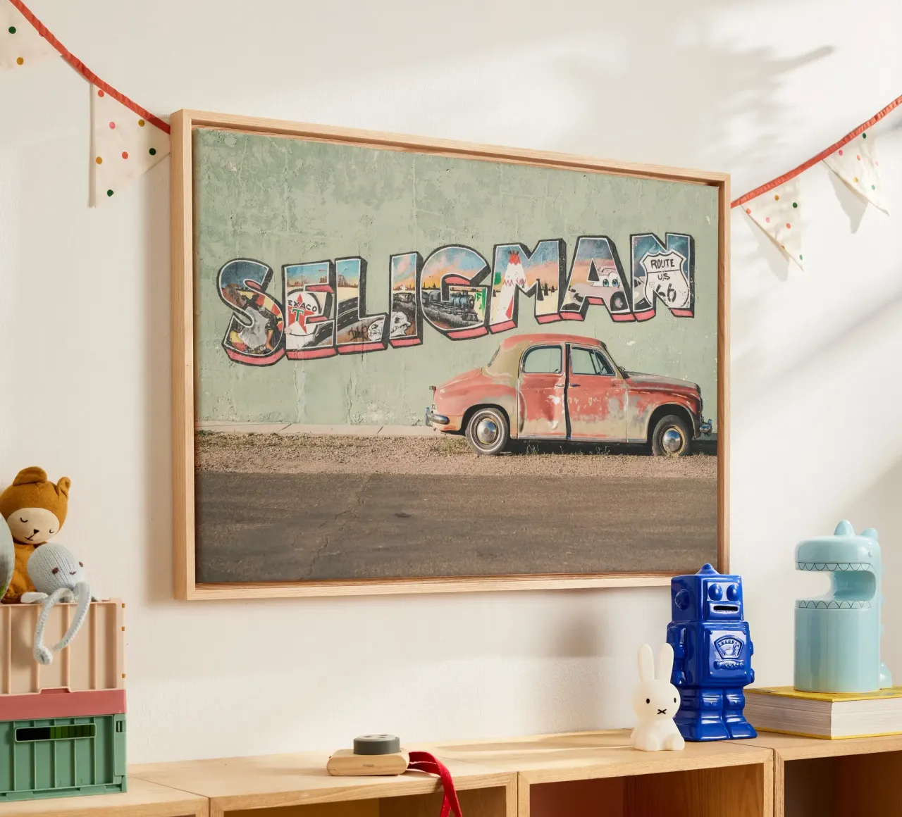 Route 66, USA I Amerikanisches Retro-Oldtimerauto in Seligman Leinwand mit Schattenfugenrahmen von Julie Travel Photography