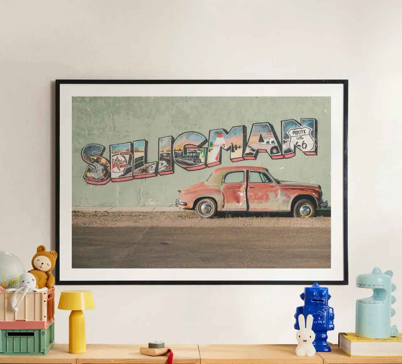 Route 66, USA I Auto d'epoca retrò a Seligman poster con telaio in legno da Julie Travel Photography
