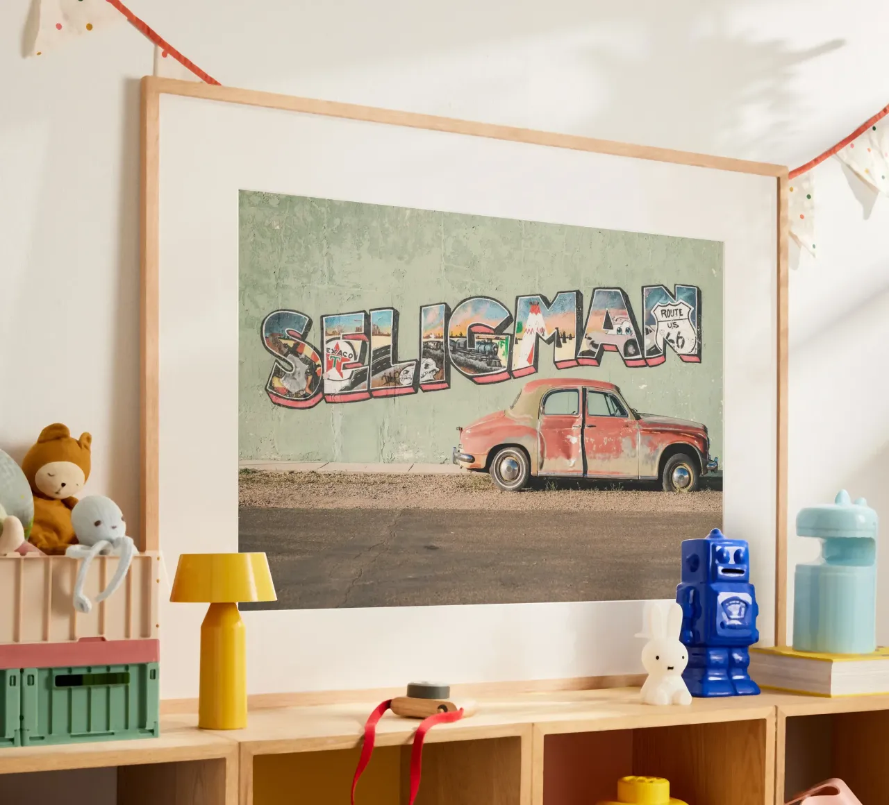 Route 66, USA I Auto d'epoca retrò a Seligman poster con telaio in legno da Julie Travel Photography