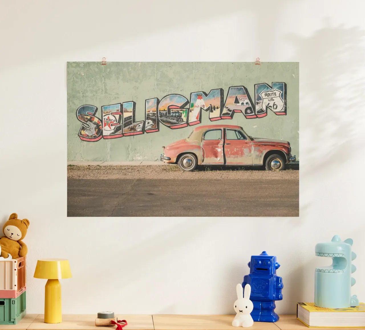 Route 66, USA I Auto d'epoca retrò a Seligman poster con telaio in legno da Julie Travel Photography