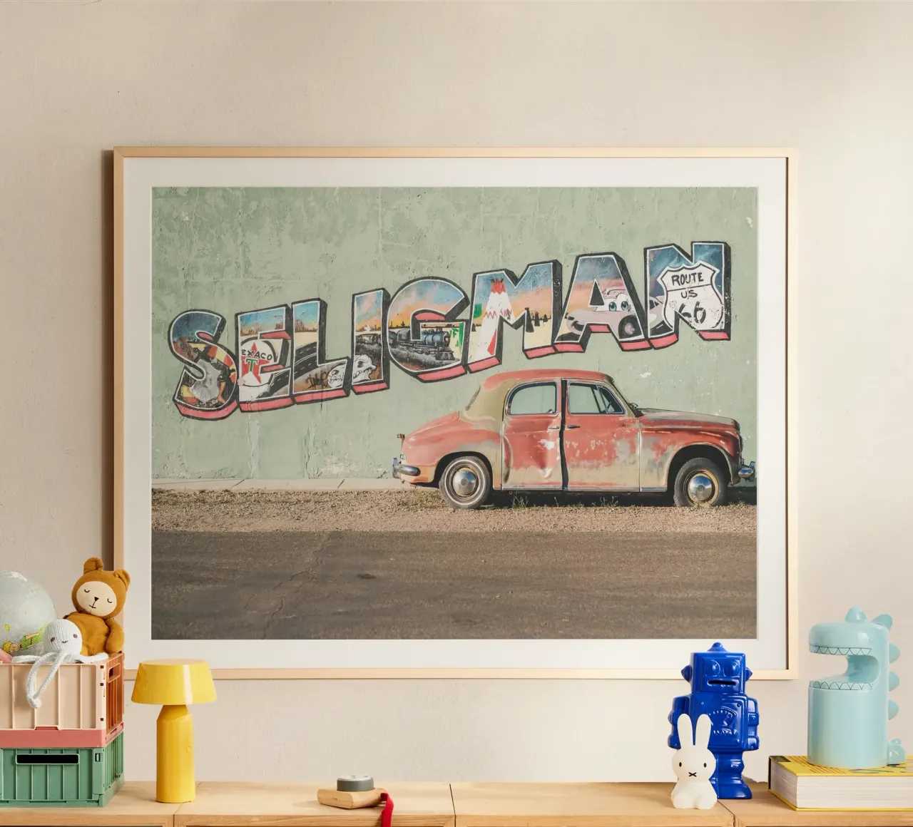 Route 66, USA I Auto d'epoca retrò a Seligman poster con telaio in legno da Julie Travel Photography