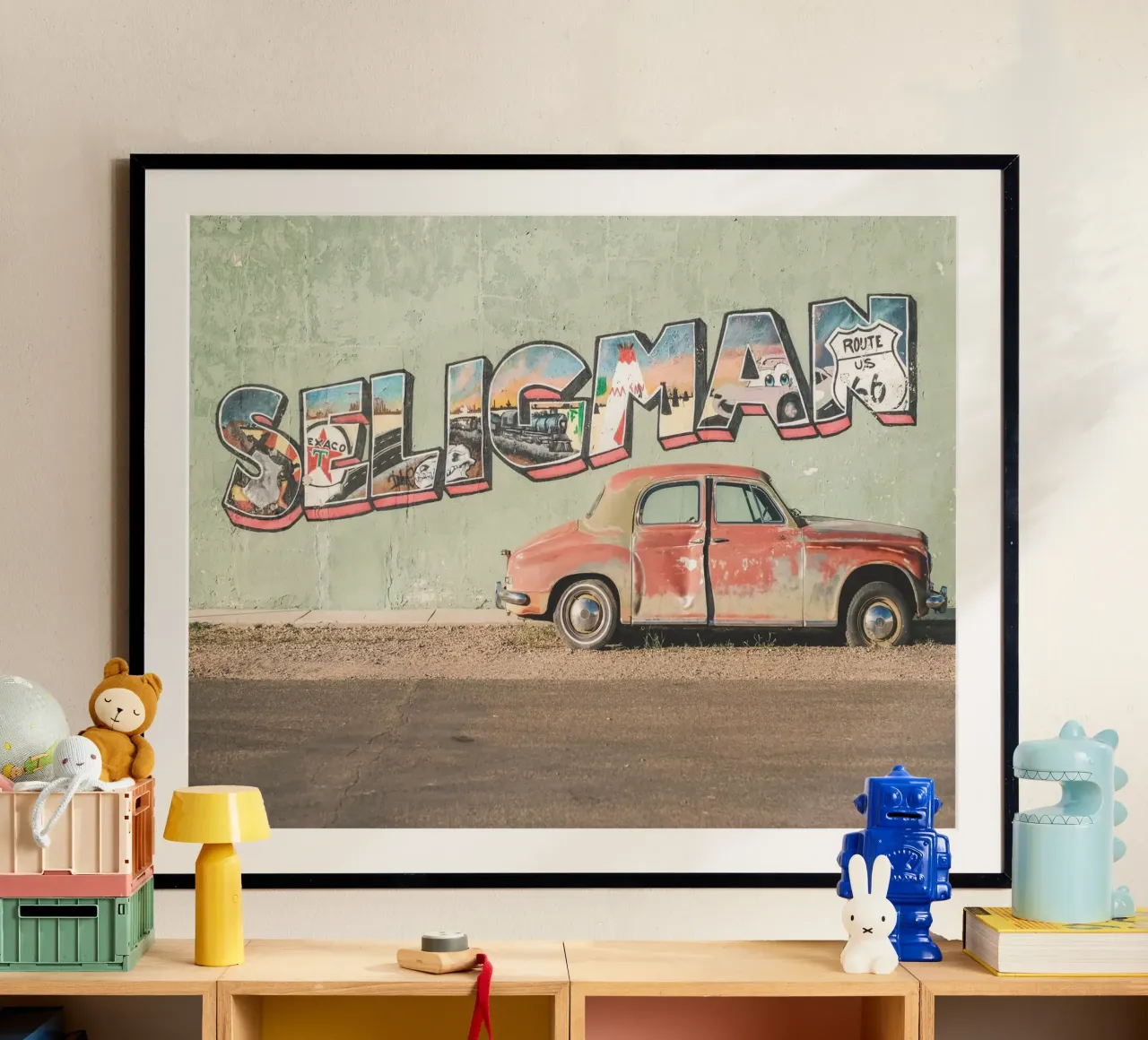 Route 66, USA I Auto d'epoca retrò a Seligman poster con telaio in legno da Julie Travel Photography