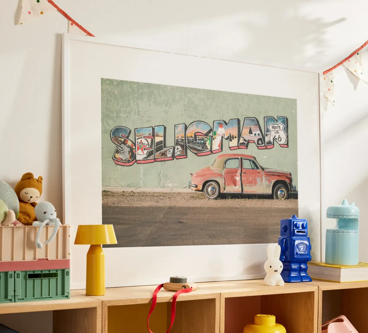 Route 66, USA I Auto d'epoca retrò a Seligman poster con telaio in legno da Julie Travel Photography
